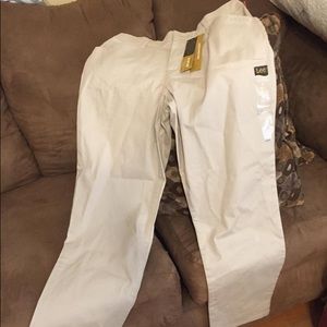 Relaxed fit straight leg short beige Lee pants